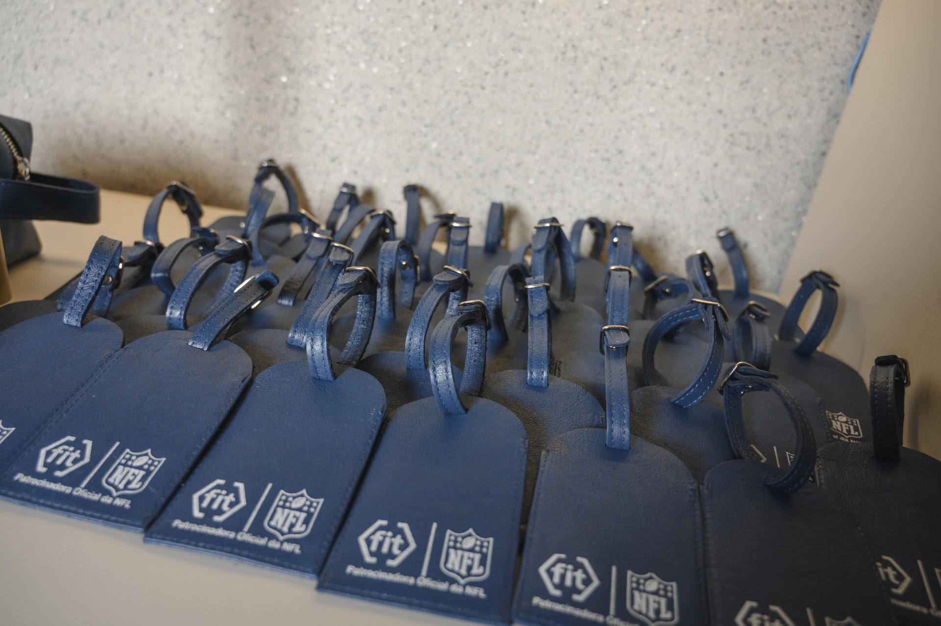 Tags de mala NFL enfileiradas em couro azul
